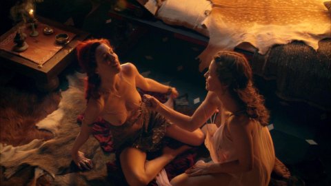 Lucy Lawless, Jaime Murray - Nude Butt Scenes in Spartacus s01e01 (2011)